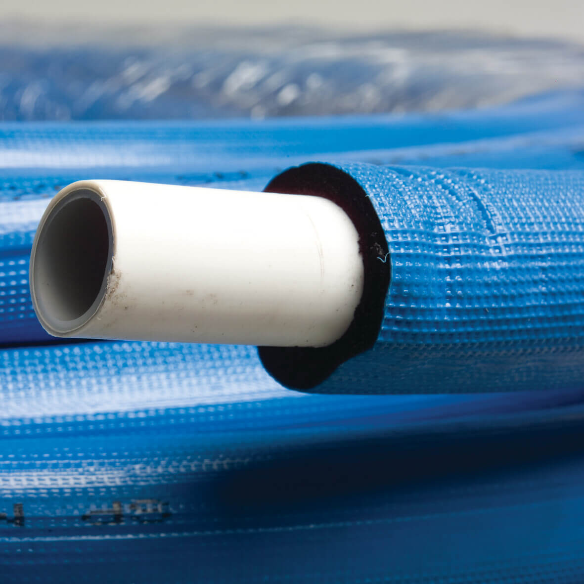 Isoliertes Druckrohr PE-Xb/AL/PE-Xb 25 mm x 2,5 mm Glatt 10bar Weiß 50m KIWA Mantel Rot (VE: 50 m)